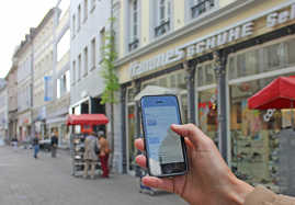Mit dem Smartphone online in der Fußgängerzone