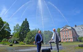 OB Wolfram Leibe (r.) und der technische Vorstand der Stadtwerke, Arndt Müller, vor der Fontäne im Palastgarten.