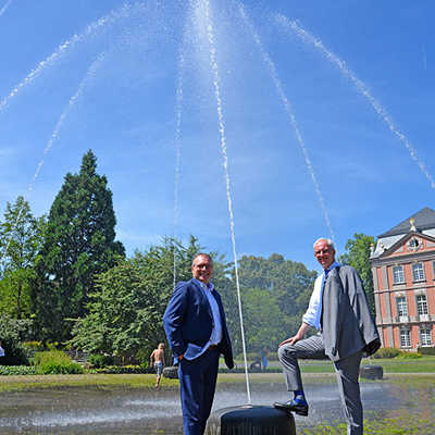 OB Wolfram Leibe (r.) und der technische Vorstand der Stadtwerke, Arndt Müller, freuen sich über die Fontänen im Palastgarten, für die eine besonders starke Pumpe nötig ist.
