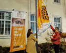 Frauenbeauftragte Angelika Winter (l.) und Christine Wirtz (Zonta Club) hissen am Aktionstag 25. November vor dem Rathaus das orange Banner für die weltweite UN-Kampagne gegen Gewalt an Frauen.
