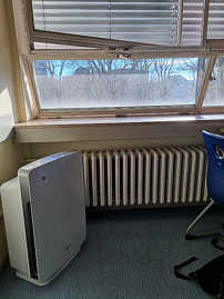 In diesem HGT-Klassenzimmer wurde ein Luftreinigungsgerät aufgestellt, weil die Lüftung durch die Fenster nicht ausreicht.