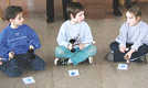 Spielerisch lernen Justin, Kevin und Denise (v. l. n.r.) aus der ersten Klasse der Grundschule Reichertsberg den Umgang mit einfachen Schlaginstrumenten.
