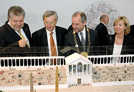 Erster Rundgang: Die Ministerpräsidenten Kurt Beck und Jean-Claude Juncker, OB?Klaus Jensen und Kulturministerin Doris Ahnen (v. l.) betrachten fasziniert das Modell einer antiken Pferderennbahn im Landesmuseum.