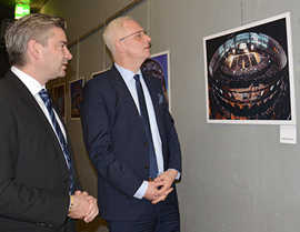 Pulas Bürgermeister Boris Miletic (l.) stellt OB Wolfram Leibe ein Foto eines Filmfestivals im nächtlichen Amphitheater vor. Es stammt von Dusko Marusic Cici.