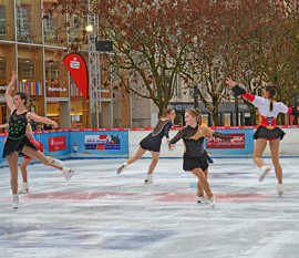 Eiskunstläuferinnen zeigen bei der Eröffnung der Eisbahn ihr Können
