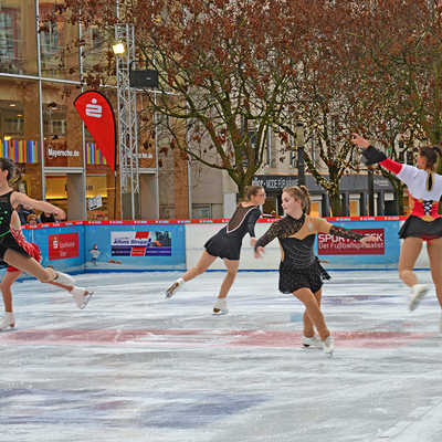 Fünf Eiskunstläuferinnen zeigen bei der Eröffnung der Eisbahn ihr Können. Foto: Martin Seng