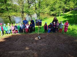 Die Kinder mit ihren Erzieherinnen und Christian Thesen vom StadtGrün-Amt (l.) an der Blühwiese, die sie für die Wildbienen angelegt haben.