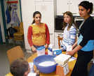 Im zweimal wöchentlich stattfindenden Kinderclub des Treffpunkts gehört das gemeinsame Kochen zum festen Programm.  Foto: Treffpunkt