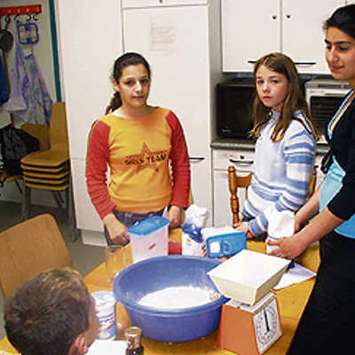 Im zweimal wöchentlich stattfindenden Kinderclub des Treffpunkts gehört das gemeinsame Kochen zum festen Programm.  Foto: Treffpunkt