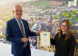 OB Wolfram Leibe zeigt gemeinsam mit Johanna Pfaab, Koordinatorin für die Fairtrade-Stadt Trier, die Fairtrade-Stadt-Urkunde.