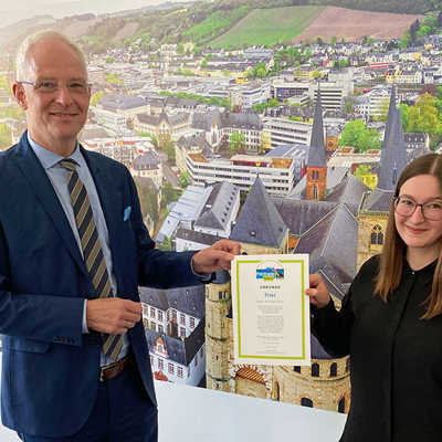 OB Wolfram Leibe freut sich mit Johanna Pfaab, Koordinatorin für die Fairtrade-Stadt Trier, über die erneute Auszeichnung. 
