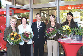 Sparkassen-Vorstandsmitglied Dr. Peter Späth überreichte den Mitarbeiterinnen der Geschäftsstelle Mariahof zur offiziellen Wiedereröffnung einen Blumenstrauß.