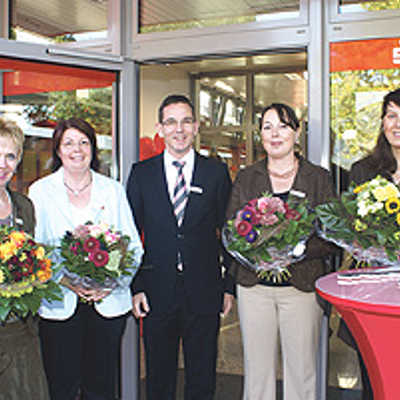 Sparkassen-Vorstandsmitglied Dr. Peter Späth überreichte den Mitarbeiterinnen der Geschäftsstelle Mariahof zur offiziellen Wiedereröffnung einen Blumenstrauß.