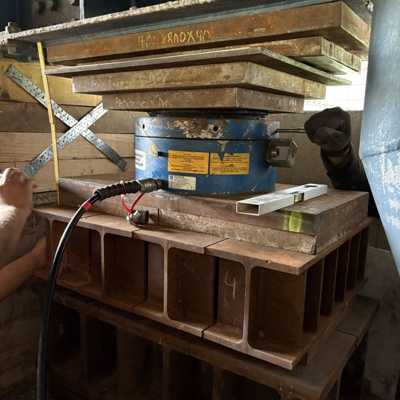 Das Bild zeigt die Hydraulikpresse im Inneren der Brücke. Mit ihr wurde die um wenige Zentimeter abgesackte Brücke wieder angehoben. Im Hintergrund ist die Holzkonstruktion zu sehen, mit der das kaputte Brückenlager am Dienstag stabilisiert wurde.