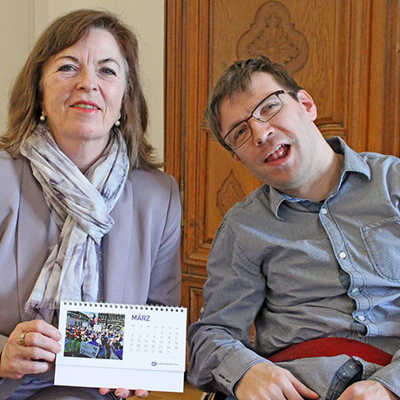Bürgermeisterin Elvira Garbes mit dem Kalender der Special Olympics, den Reporter Patrick Loppnow ihr geschenkt hat. Foto: Lebenshilfe