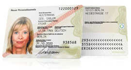 Blick auf den neuen Personalausweis im Scheckkartenformat.