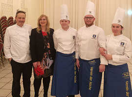 Georg Wallig, Jugendwart des Köchevereins (l.),  und Christiane Luxem, Leiterin der städtischen Wirtschaftsförderung, freuen sich mit den erfolgreichen Jungköchen.