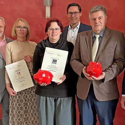 Christine Wetter (Kunstflotte) sowie  Dr. Thomas Schopperth und Anna-Maria Kettner (Krebsgesellschaft/2., 3., und 4. v. l.) freuen sich über die Spende von Thomas Hirsch (Sparkassenverband) und Patric Fedlmeier (Provinzial, v. l.). Die Trierer Sparkasse wird vertreten durch die Vorstandsmitglieder Dr. Peter Späth (r.) und André Polrolniczak. Foto: Sparkasse