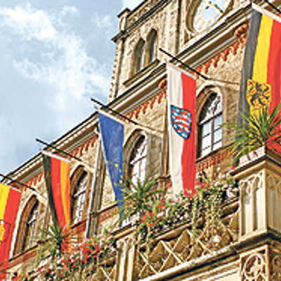 Festlich hatte sich das Weimarer Rathaus zum Städtepartnerschaftsjubliäum am Wochenende mit den Fahnen der beiden Städte, der Bundes- und der Länderflagge von Thüringen sowie der Europafahne herausgeputzt.