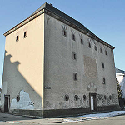 Der frühere Luftschutzbunker an der Thyrsusstraße wird seit Jahren als Probenraum für Bands genutzt. Die künstlerische Gestaltung der heruntergekommenen Fassade gilt als wichtiges Projekt der Stadtentwicklung in Trier-Nord.