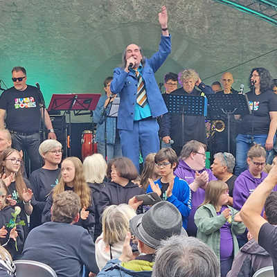 Gefeiert von seinem Fans verschiedener Altersgruppen rockt Guildo Horn die Brunnenhof-Bühne beim Inklusionsfestival. 