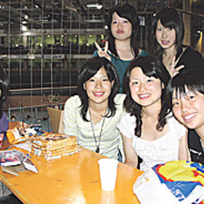 Die Jugendlichen aus Nagaoka versorgen sich selbst mit Waffeln, Keksen und Eis.