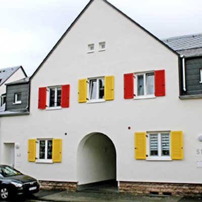 In den letzten Jahren waren im Sozialen Wohnungsbau nur wenige Um- oder Neubauten möglich. Ein Beispiel ist die sanierte Häuserreihe Im Schankenbungert im Trierer Westen.