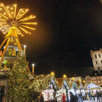 Blick über den Weihnachtsmarkt Richtung St. Gangolf