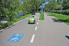 Radrweg am Ufer der Dreisam in Freiburg.