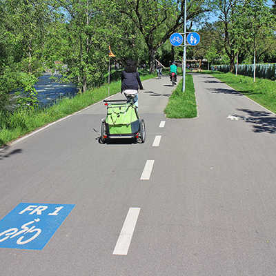 Dieser Abschnitt des Radwegs am Ufer der Dreisam entspricht in vieler Hinsicht dem Ausbaustandard für eine Pendlerradroute. Foto: Dirk Schmidt