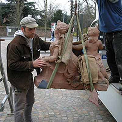 Vorbereitungen für die neue Galerie: Behutsam heben Steinmetz Henning Wirtz und sein Kollege Martin Lucas (r.) eine Statue von Ferdinand Tietz von einem Wagen.