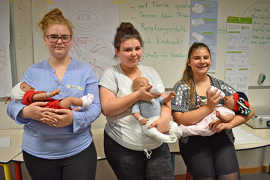 Drei Teilnehmerinnen des ersten Praktikums an der IGS mit ihren Baby-Simulationspuppen.