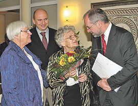 Mit Blumen in den Stadtfarben Rot und Gelb gratulieren OB Klaus Jensen und Ortsvorsteher Dominik Heinrich (2. v. l.) Therese Sappok zum 100. Geburtstag. Die Jubilarin wird von ihrer Tochter Ruthilde begleitet.