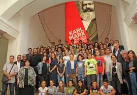 Ein Teil der jungen Teilnehmer des „Lyrix“-Wettbewerbs nach einer Kurzführung durch die Marx-Ausstellung im Landesmuseum.