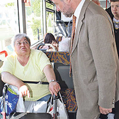 Helene Marx berichtet Oberbürgermeister Klaus Jensen von ihren positiven Erfahrungen mit Trierer Busfahrern.