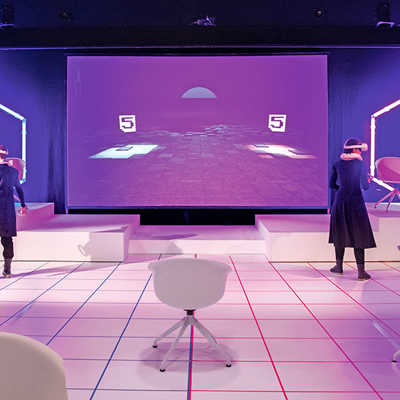 In dem Stück „VRona“ des Theaters Koblenz (oben) werden die Zuschauer mittels Virtual-Reality- Brillen zu einem Teil des Stücks. Foto: A.Glebocki 