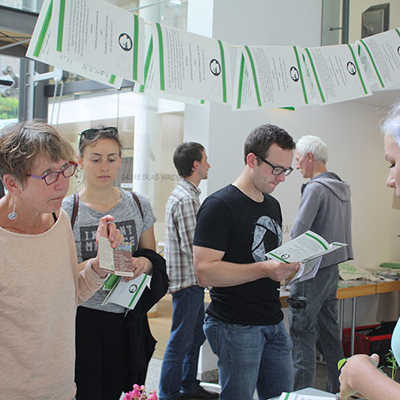 Die Vorträge sowie die Diskussion beim Klimagipfel wurden ergänzt durch Info-Stände mehrerer regionaler Akteure im Atrium. Dort war unter anderem die Gruppe „Campus: Grün“ an der Uni Trier vertreten. Foto: M. Anders