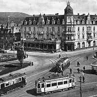 Verkehrsknotenpunkt Porta Nigra-Platz nach dem Ersten Weltkrieg: Eine gelb-weiße Tram (Mitte) fuhr nach St. Matthias, ein älterer Triebwagen (links) nach Pallien und ein neuer über die Paulinstraße zur Jägerkaserne. Foto: privat