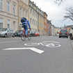 Seit 2017 signalisieren die Piktogramme in der Weberbach und der Paulinstraße, dass Radverkehr zu erwarten ist.