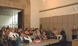 Dr. Angelika Meyer (r.) von der städtischen Denkmalpflege erläutert den Zuhörern die Baugeschichte der Augustinerkirche mit dem Neutorrelief (links oben)