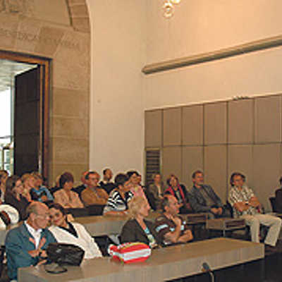 Dr. Angelika Meyer (r.) von der städtischen Denkmalpflege erläutert den Zuhörern die Baugeschichte der Augustinerkirche mit dem Neutorrelief (links oben)