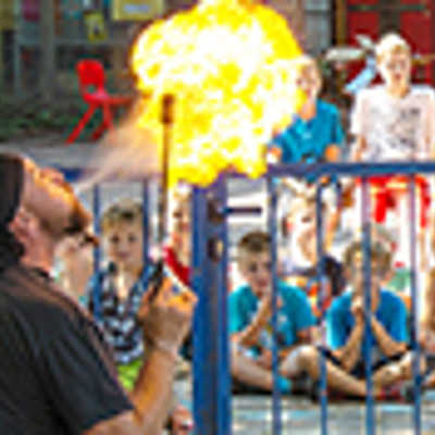 Bei dem sommerlichen Ferienprogramm für die „Rathaus Kids“ bemühen sich die Organisatoren immer wieder um neue Programmpunkte. 2015 war unter anderem ein Feuerschlucker der Gruppe „Societas Draconis“ zu Gast. 