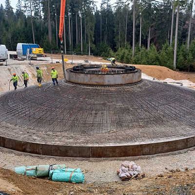 Aktuell laufen die Arbeiten zur Errichtung der vier Windräder. Auf dem Foto ist das Fundament eines Windrads zu sehen. Foto: SWT