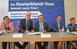 OB Wolfram Leibe (2. v. l.) und Lotto-Chef Jürgen Häfner (3. v. l.) unterzeichnen den Kooperationsvertrag. 