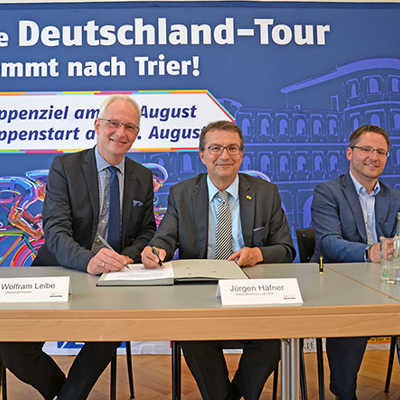 OB Wolfram Leibe (2. v. l.) und Lotto-Chef Jürgen Häfner (3. v. l.) unterzeichnen im Beisein von Projektleiterin Maylin Müllers sowie Michael Bergweiler und Patrick Loppnow von Special Olympics (r.) den Kooperationsvertrag. 