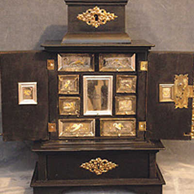 Liebevoll restauriert und auf Hochglanz poliert wurde das Kabinettschränkchen aus dem Jahr 1600, das vorher ziemlich mitgenommen aussah.