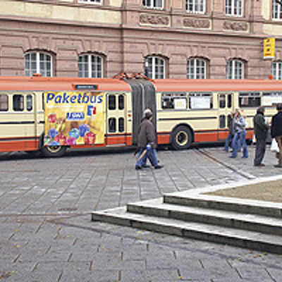 Der Henschel ist ein echter „Hingucker“: Viele Menschen nutzen das Angebot von SWT und der City-Initiative, um ihre Geschenke im Paketbus zwischen zu lagern. Foto:?SWT