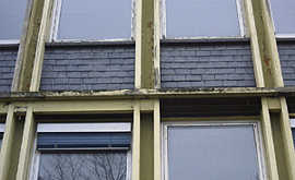 Deutlich sichtbar hat die Witterung ihre Spuren an der Fensterfassade des früheren „Lycee Ausone“ hinterlassen. Foto: Amt für Gebäudewirtschaft