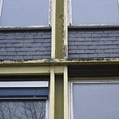 Deutlich sichtbar hat die Witterung ihre Spuren an der Fensterfassade des früheren „Lycee Ausone“ hinterlassen. Foto: Amt für Gebäudewirtschaft
