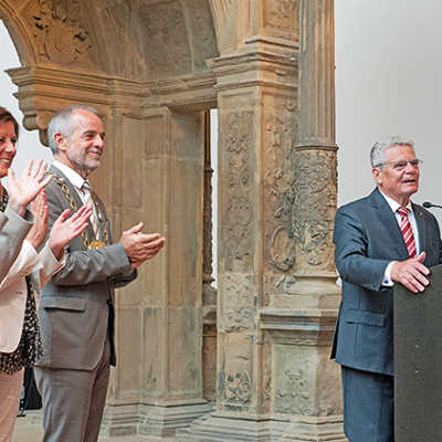 Mit seiner freien, tiefgründigen und humorvollen Rede beim Bürgerempfang im Landesmuseum erntete Gauck nicht nur bei Daniela Schadt, Malu Dreyer und Klaus Jensen viel Applaus. Foto: Lorig